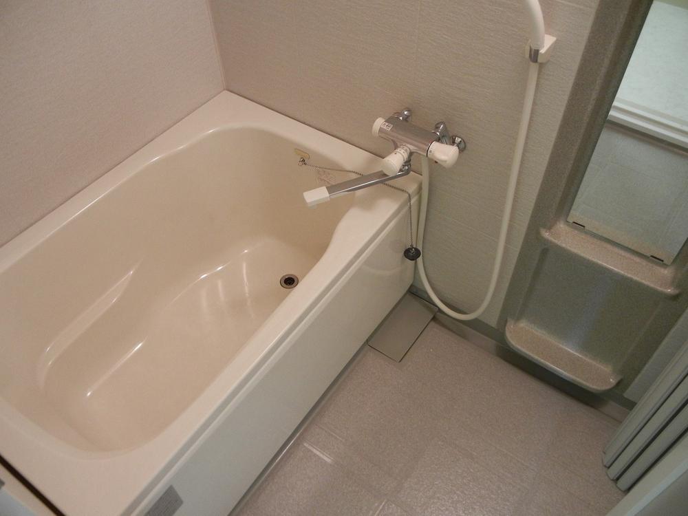 Bathroom. Beautiful bathtub. Please drop the fatigue of the day firmly immersed.