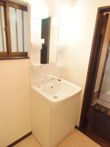 Wash basin, toilet. Shampoo is Dresser