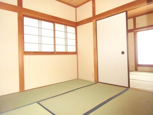 Non-living room. It is very bright Japanese-style room