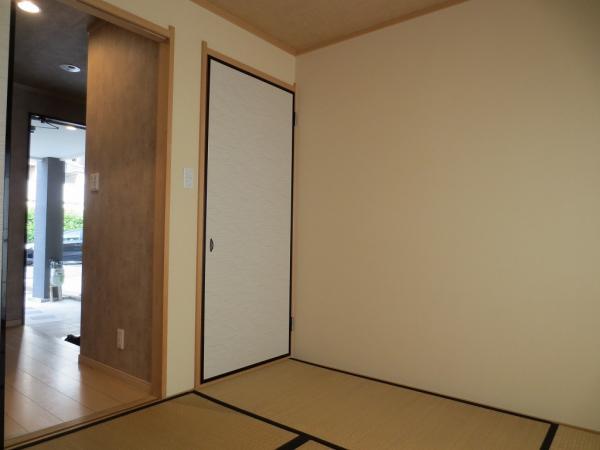 Non-living room. 1st floor Japanese-style room 4.5 Pledge.  A private terrace in the back of that there is also housed Japanese-style room