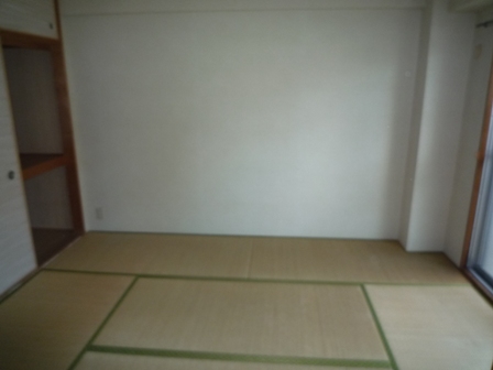 Living and room. Japanese-style room 6 tatami, With closet