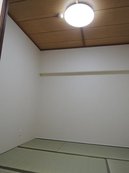 Non-living room. Japanese-style room 4.5 Pledge. Cross also p tatami also exchange.