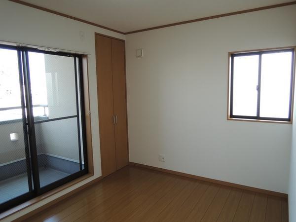 Non-living room. 3 Kaiyoshitsu 6.5 Pledge. It opens onto a balcony. 