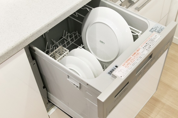 Slide-type dishwasher. Since the wash at high temperatures, Oil dirt clean. Also it has excellent water-saving effect. After a meal of washing things are left to the dishwasher, It is slowly relaxing in the family
