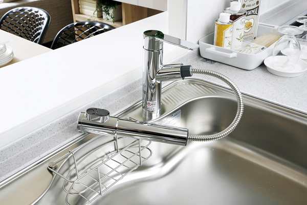 Kitchen.  [Single lever shower faucet] The amount of water in the lever operation one, Adopt a temperature adjustable single-lever faucet. Since the pull out the shower head, It is also useful, such as sink cleaning. Also, Water purification cartridge is built in (same specifications ※ Cartridge replacement costs will be separately paid)