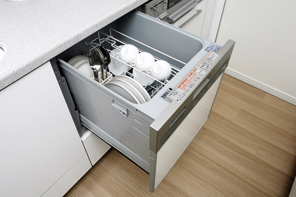 Kitchen.  [Slide-type dishwasher] Efficiently, Dishwasher excellent in water-saving effect on top I'll wash a lot of dishes. Also, Because of the sliding, It is possible and out of in a comfortable position (same specifications)