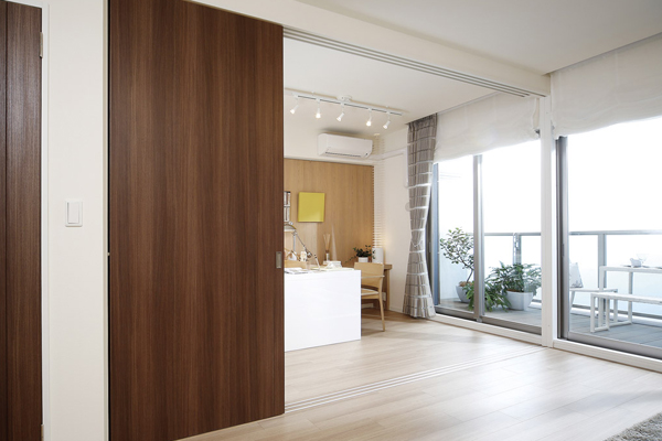 Living.  [living ・ dining] living ・ Adopt a sliding door to the dining and Western-style partition. According to the relaxation and hospitality of the scene, It used properly the space to flexible (B-B type model room)