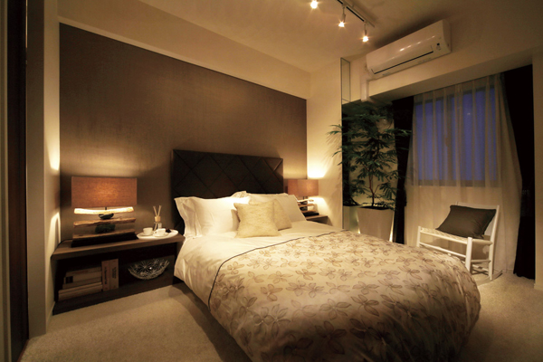 Interior.  [Master bedroom] Master bedroom with a calm. Abundant storage space is provided (B-B type model room)