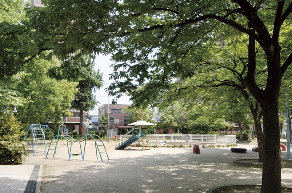 3-minute walk to the east Imafuku park (about 240m). Commonly known as jumbo park. As its name, Wide ~ There. Fun play equipment is waiting for children