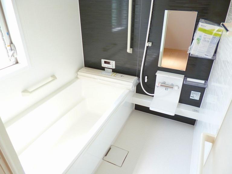 Same specifications photo (bathroom). Bathroom not only wash away the body, Only because healing place wash away the fatigue of the day, Bright and airy ・ I want to clean.