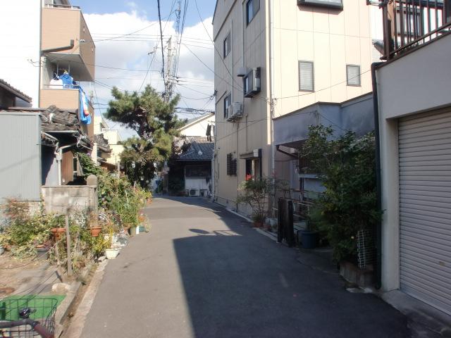 Local photos, including front road.  ■ It is a quiet residential area