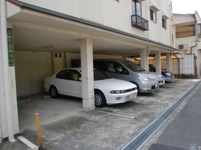 Parking lot. It is with the roof. 22000 yen