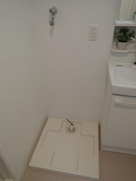 Wash basin, toilet. Waterproof bread. Faucets were also exchange.