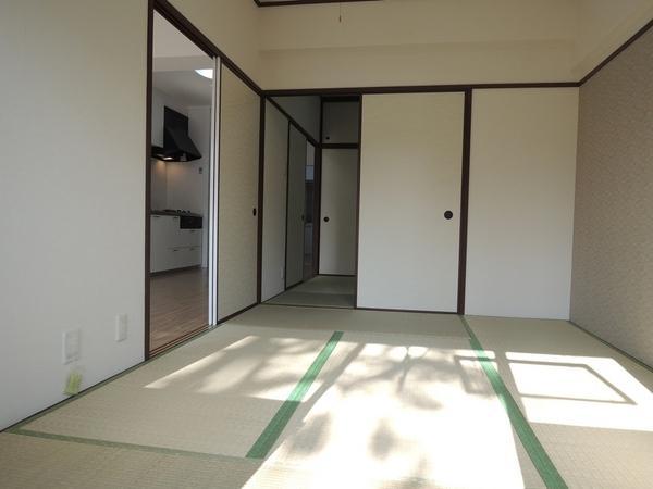 Non-living room. Japanese-style room 6 quires. Gotta love this sun per.