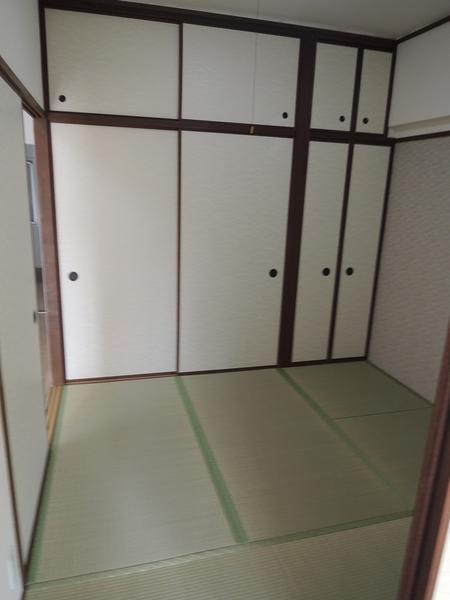 Non-living room. Japanese-style room 4.5 Pledge. 6 Pledge and Tsuzukiai. You can use widely and remove the sliding door.