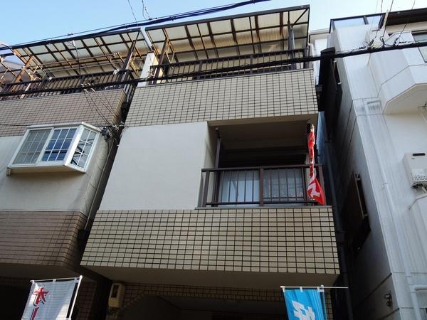 Local appearance photo. Second floor, Because on the third floor balcony there is a roof, Laundry even in sudden rain is okay. 