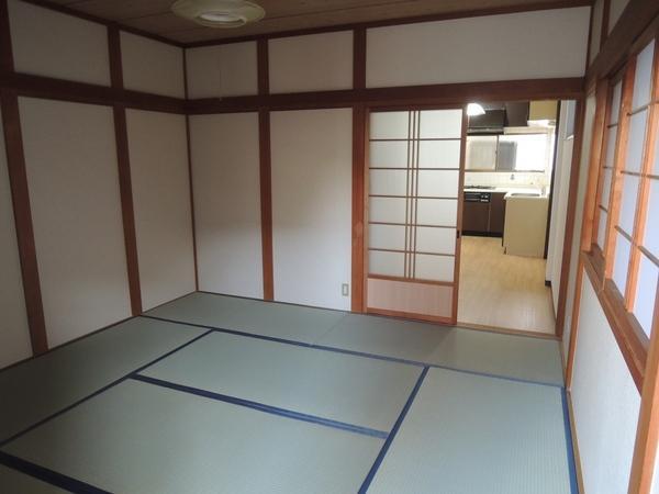 Non-living room. This 8 quires of Japanese-style room. You can use. Here in the living room. 