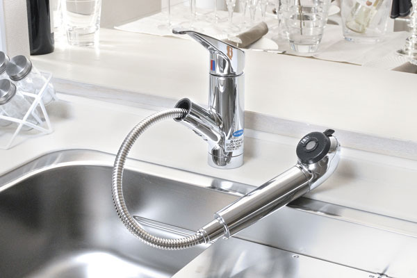 Kitchen.  [Water purifier integrated shower mixing faucet] Water purification ・ Switching of the raw water can be a push button, When you slide the lever straight ・ Mixing faucet that can be switched in the shower have been installed (same specifications)