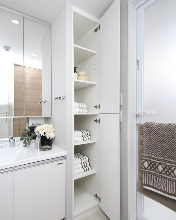 Bathing-wash room.  [Linen cabinet] Towels and detergents to wash room, Set up a convenient linen cabinet to organize such as small. Also, Washing machine "top hanging cupboard" laundry on the lower is applied "hanger pipes" have been installed in the storage (same specifications)