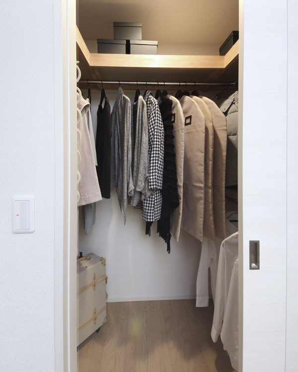Receipt.  [Walk-in closet] Provided with a two-stage hanger pipe "walk-in closet" it has been installed (same specifications / Two-stage hanger pipe installation of only one side)