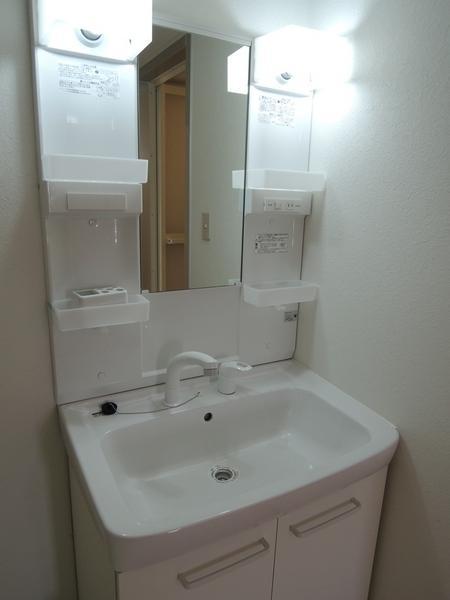 Wash basin, toilet. Also exchange Shampoo dresser.