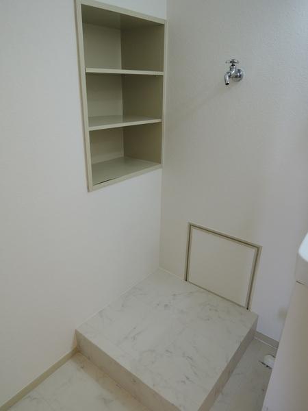 Wash basin, toilet. Loose sanitary. There is also a storage shelf.