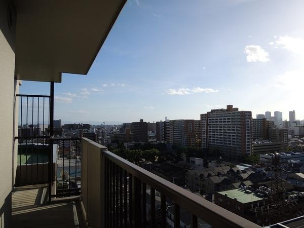 View photos from the dwelling unit. Top-floor unique view!