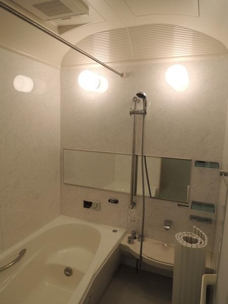 Bathroom. There ceiling height in the domed. There is of course also the bathroom drying heater.