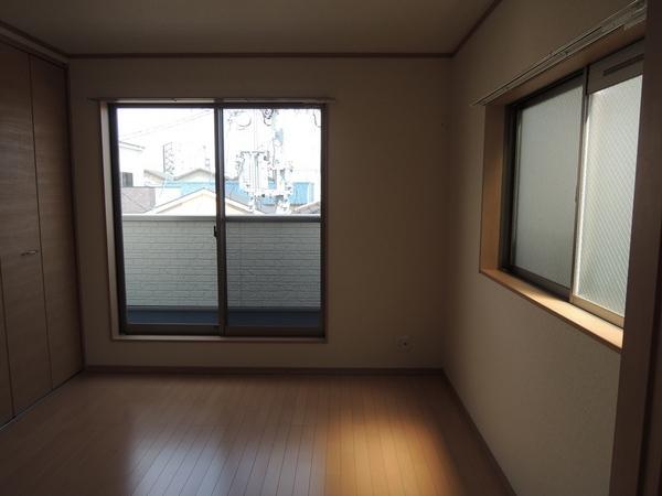 Non-living room. 3 Kaiyoshitsu 5.25 Pledge. Here we are facing the balcony.