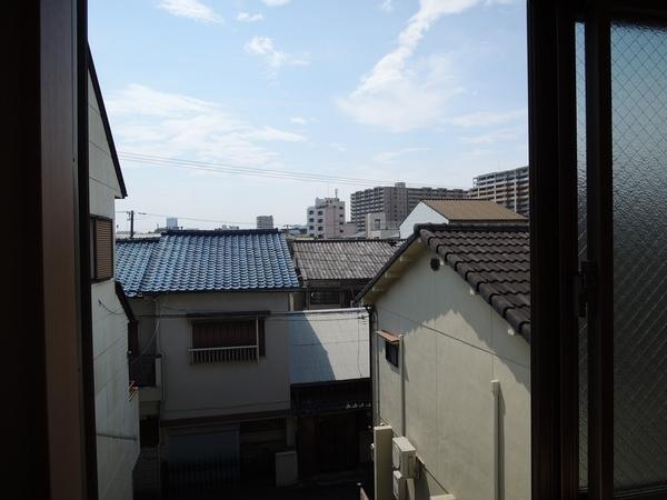 View photos from the dwelling unit. From the third floor, It came in a good wind.