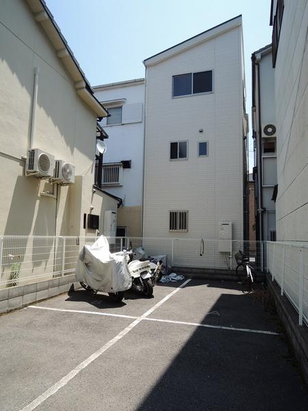 Local appearance photo. Back parking. Hope in this state.