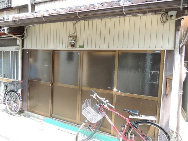 Other. Four sliding doors. bike, It will put the bicycle. 
