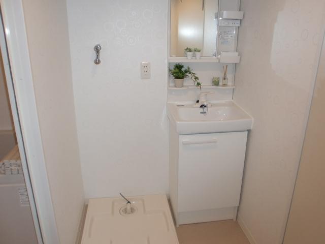 Wash basin, toilet.  ■ Vanity also is a new article