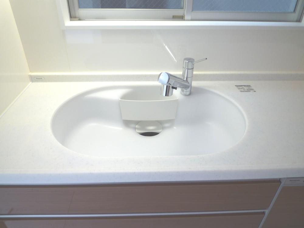 Wash basin, toilet. Same specifications photo (wash basin)