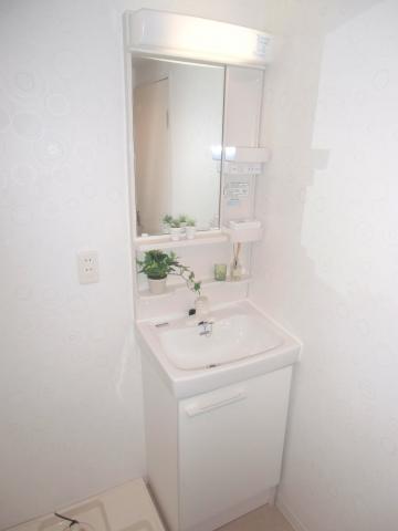 Wash basin, toilet. It had made vanity