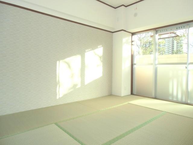 Non-living room. Bright six quires of Japanese-style room
