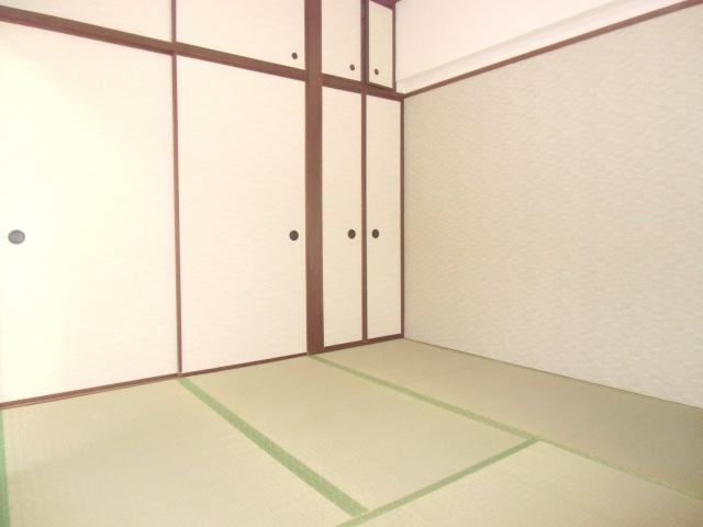Non-living room. Is a Japanese-style room with storage