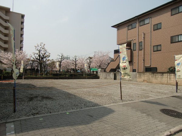 Local photos, including front road. At the back of the field there is a Hanaten'nishi three park, Open feeling spread. Land plan front road of 8m and clear. Since there is no high buildings in the surrounding area, There is no thing to block the light. Pours and Sansan to local sunshine bright sun. Local (2011.4) Shooting