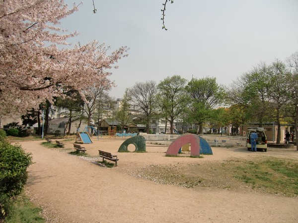 Other Environmental Photo. 80m spacious lush park to the west release park. Moms are trying to chat to sit on the bench while the children are playing