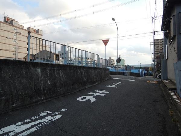 Local photos, including front road. You slightly up towards the bridge. 