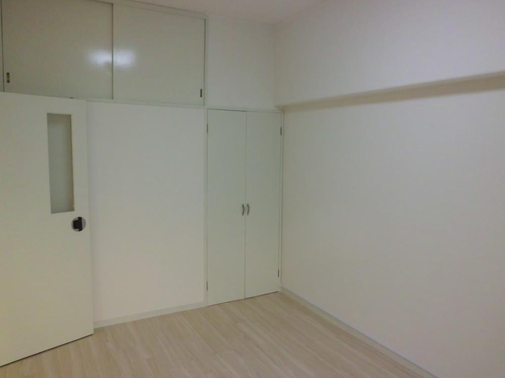 Other. It feels widely over the entire surface simple white!