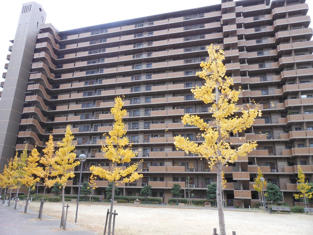 Local appearance photo. It is a large mansion that was built in a large site.