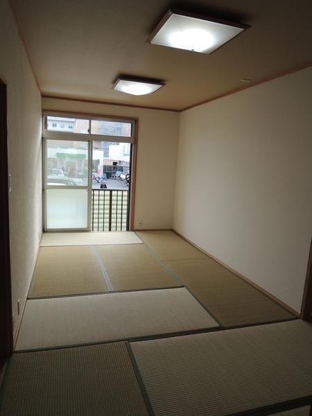 Non-living room. Second floor Japanese-style room 9 quires. The light from the window from the south. 