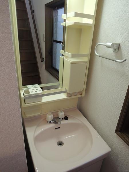Wash basin, toilet. 3rd floor Wash basin. Two there and convenient. Wash your face without also not quarrel morning. 