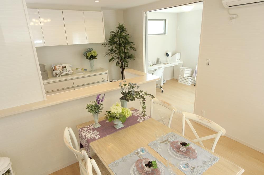 Model house photo. Kitchen next to the plus studio. You can use it in a variety of applications. 