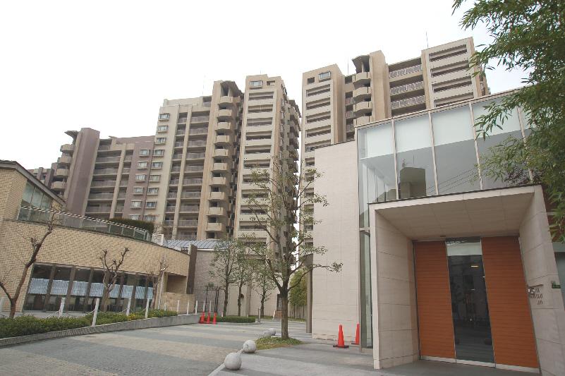 Local appearance photo. Large apartment consisting of a total of four buildings, including the entrance building ☆