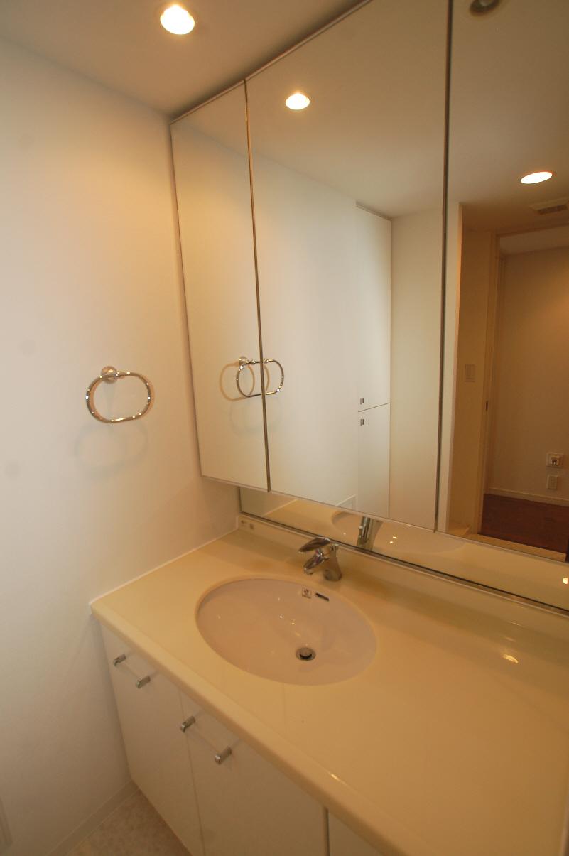 Wash basin, toilet. Three-sided mirror type ☆ Wide basin Dresser