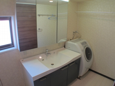 Washroom. 1220 vanity ・ Drum-type washing machine