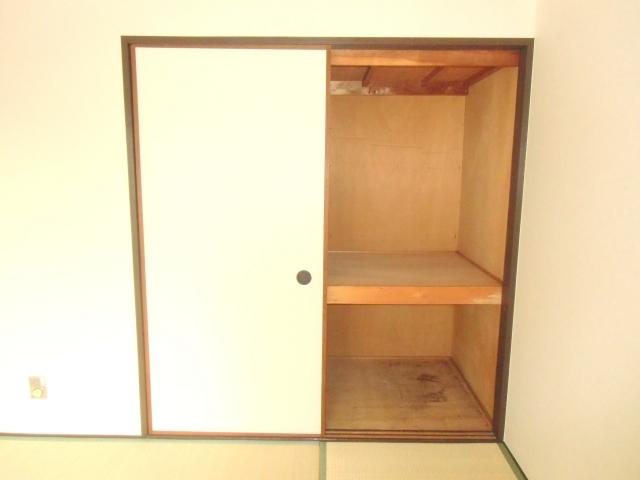 Receipt. It is a closet of the Japanese-style room