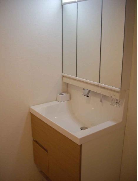Wash basin, toilet. Usability good functional wash basin! 